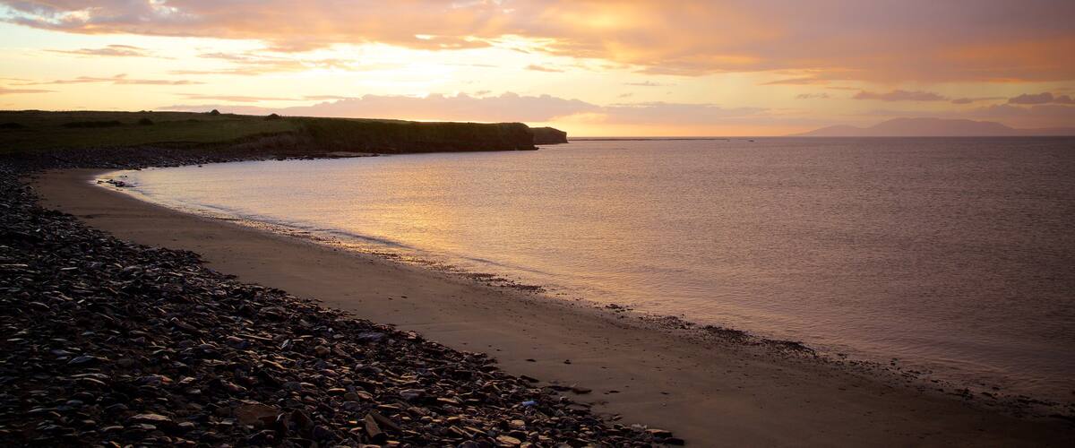 Streedagh Strand ofreciendo una puesta de sol, vistas generales de la costa y una playa