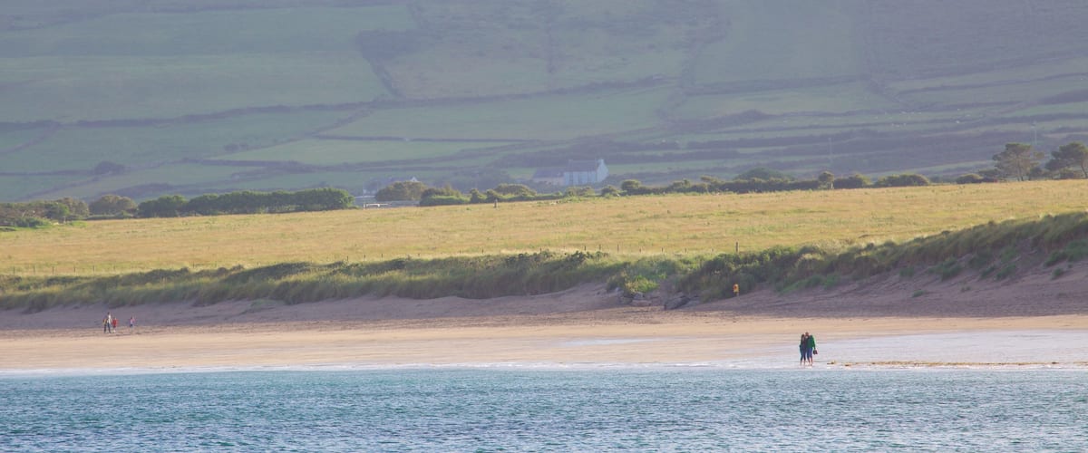 Playa de Ventry mostrando situaciones tranquilas y una playa