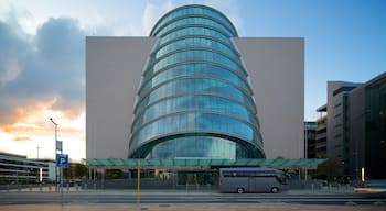 The Convention Centre Dublin mostrando uma cidade e arquitetura moderna