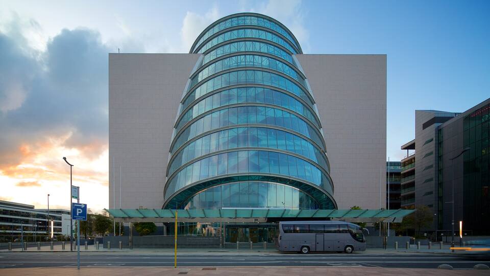 Centro de Convenciones de Dublín mostrando arquitectura moderna y una ciudad