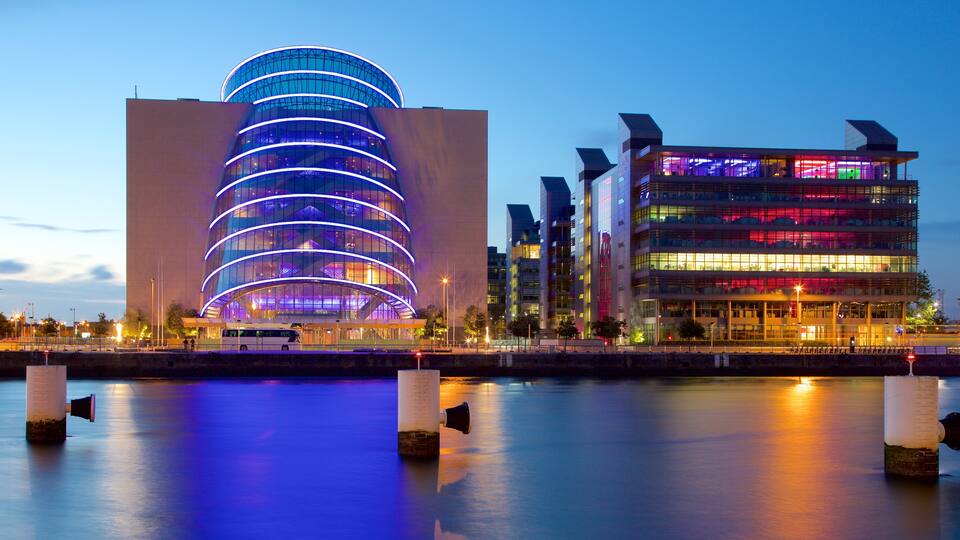 The Convention Centre Dublin montrant ville, architecture moderne et rivière ou ruisseau
