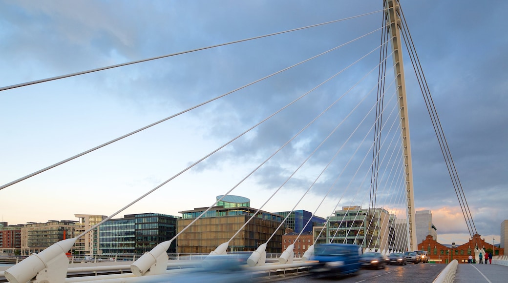 Dublin mit einem moderne Architektur, Fluss oder Bach und bei Nacht