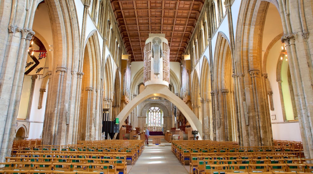 Catedral de Llandaff caracterizando elementos de patrimônio, aspectos religiosos e vistas internas