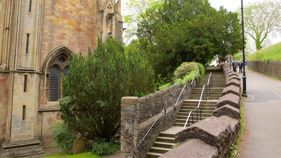 Llandaff Cathedral qui includes patrimoine architectural, éléments religieux et église ou cathédrale