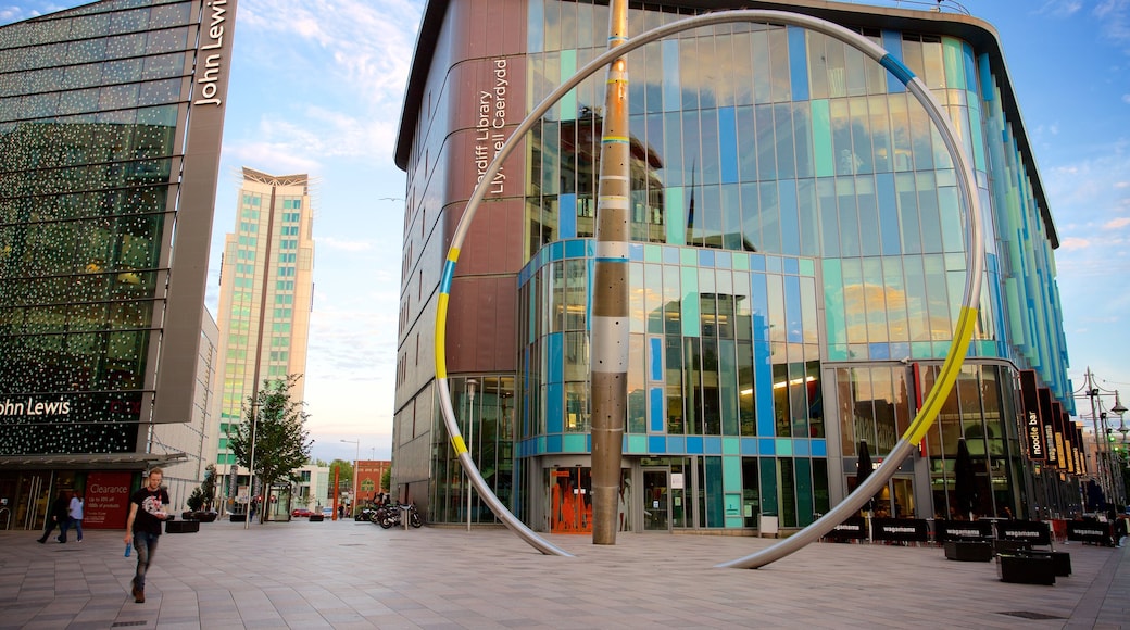 Cardiff ofreciendo una estatua o escultura, arquitectura moderna y una plaza