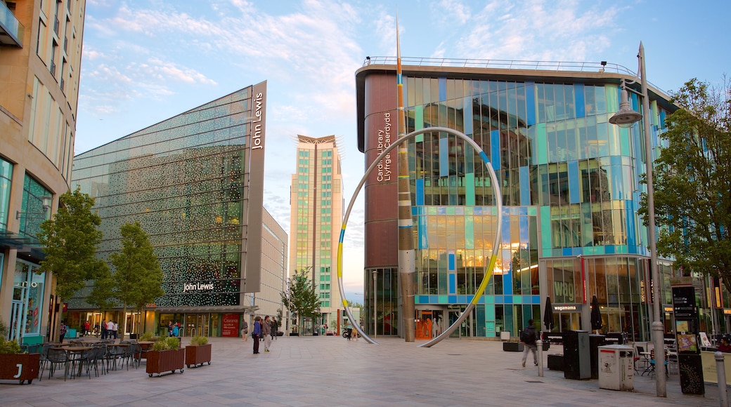 Cardiff og byder på en plads eller et torv, moderne arkitektur og en statue eller en skulptur