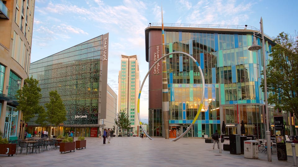 Cardiff ofreciendo una ciudad, una plaza y arquitectura moderna