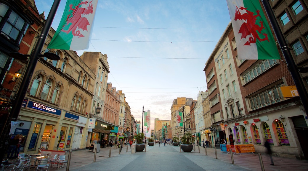 Cardiff caracterizando uma cidade e cenas de rua