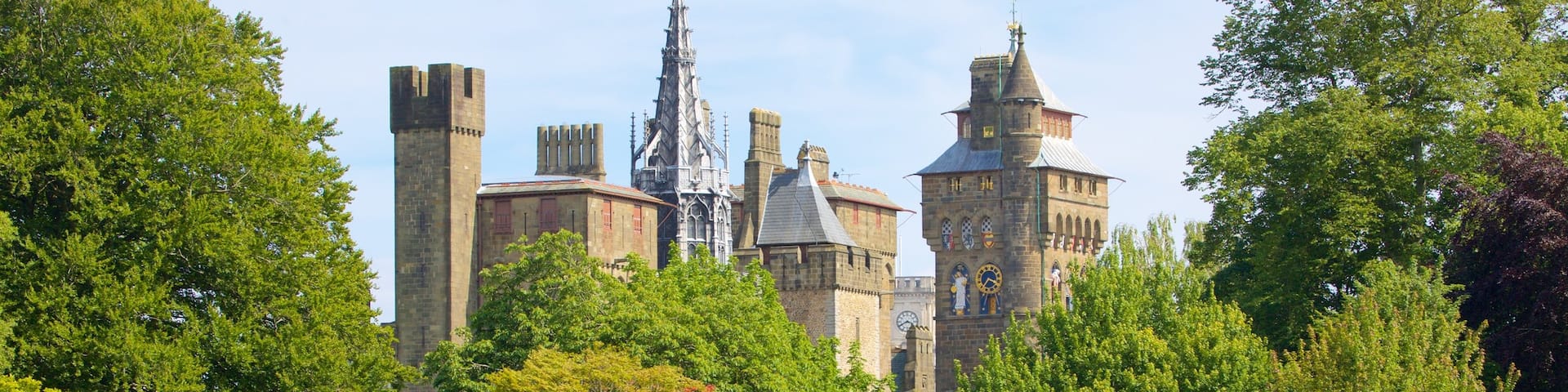 Bute Park que incluye un jardín, patrimonio de arquitectura y elementos del patrimonio