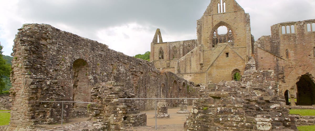 Tintern Abbey showing heritage architecture, building ruins and heritage elements