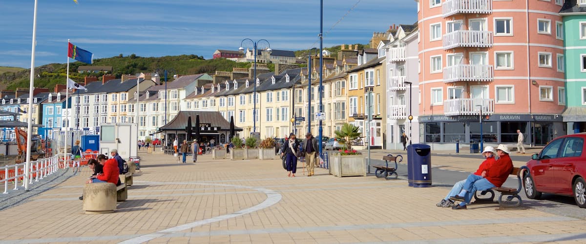 Aberystwyth mostrando cenas de rua e uma cidade litorânea assim como um casal