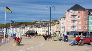 Aberystwyth mostrando una localidad costera y escenas cotidianas y también un grupo pequeño de personas