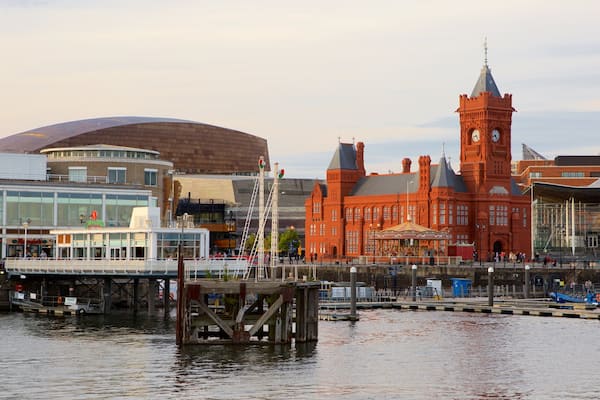 Mermaid Quay welches beinhaltet Marina, Küstenort und historische Architektur