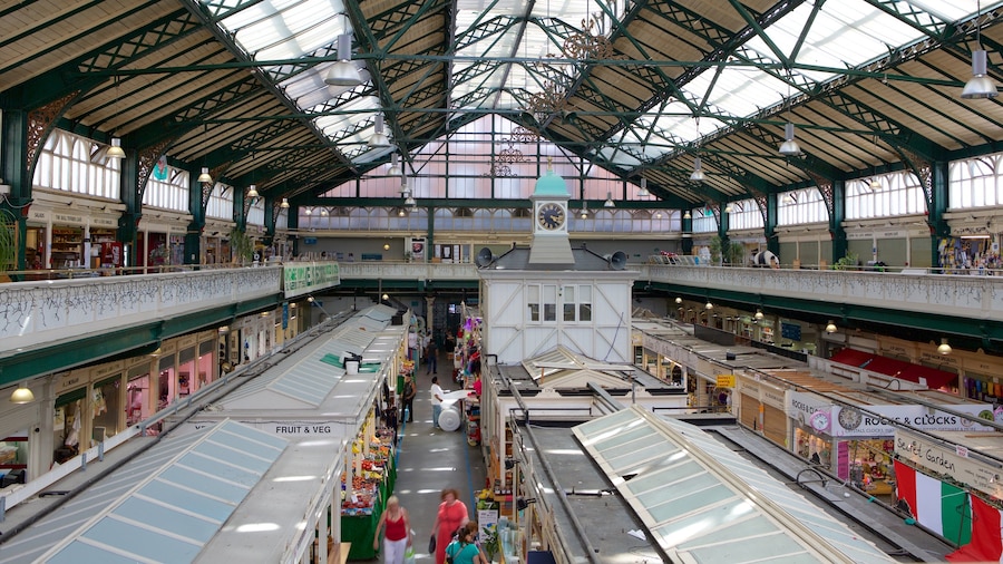Cardiff som omfatter en plads eller et torv, shopping og markeder