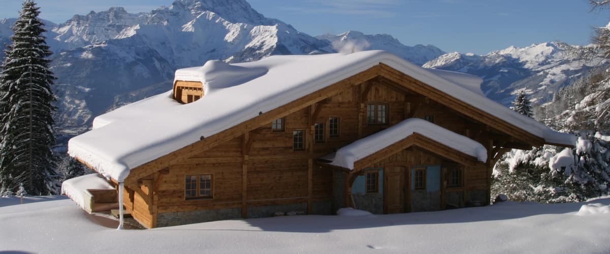 Villars montrant hôtel ou complexe de luxe et neige