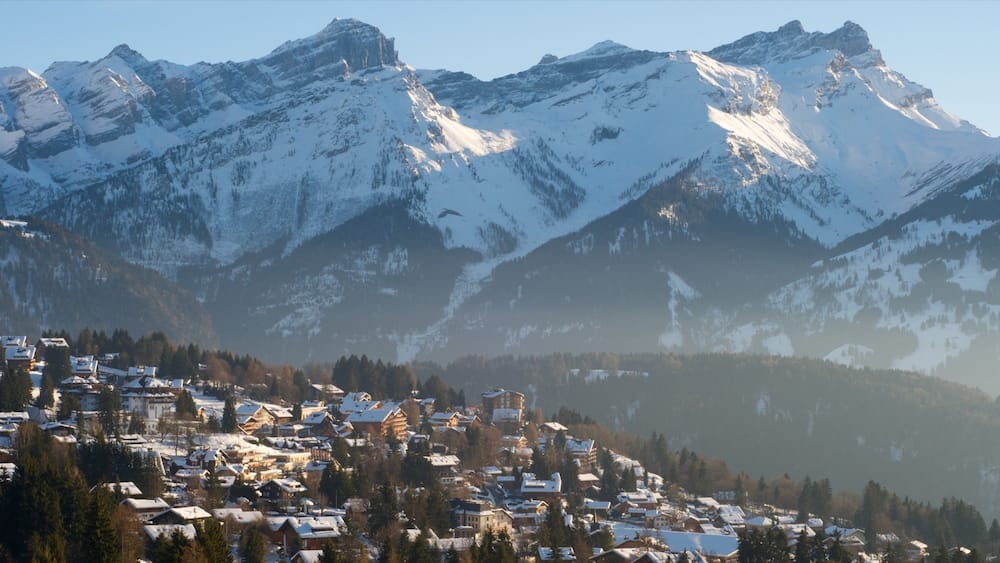 Gryon welches beinhaltet Schnee, Kleinstadt oder Dorf und Berge