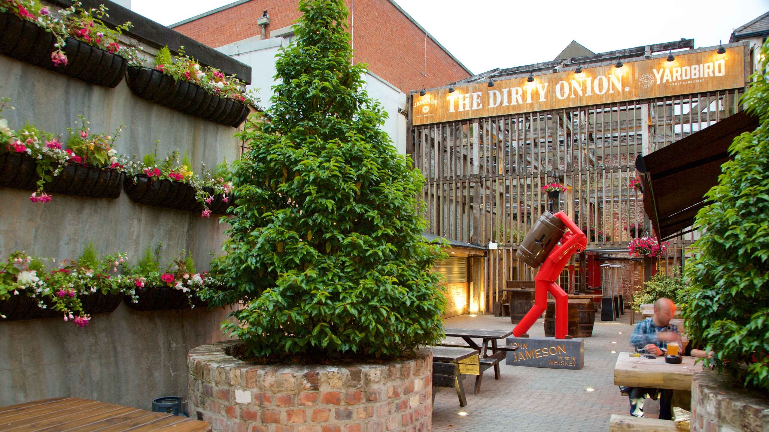 Belfast que incluye comer al aire libre, escenas urbanas y un bar