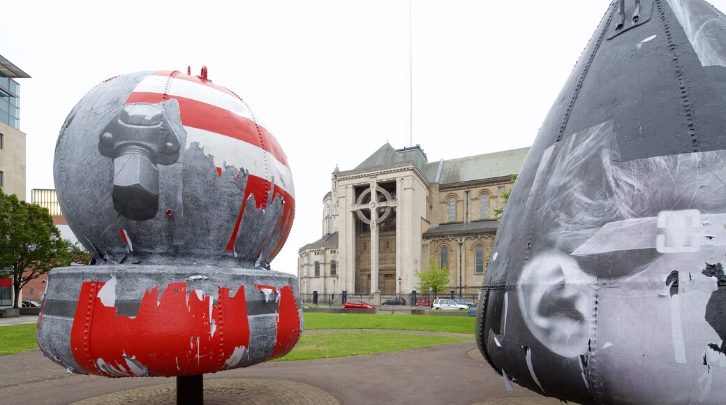 St. Anne\'s Cathedral presenterar en kyrka eller katedral, en staty eller skulptur och ett torg