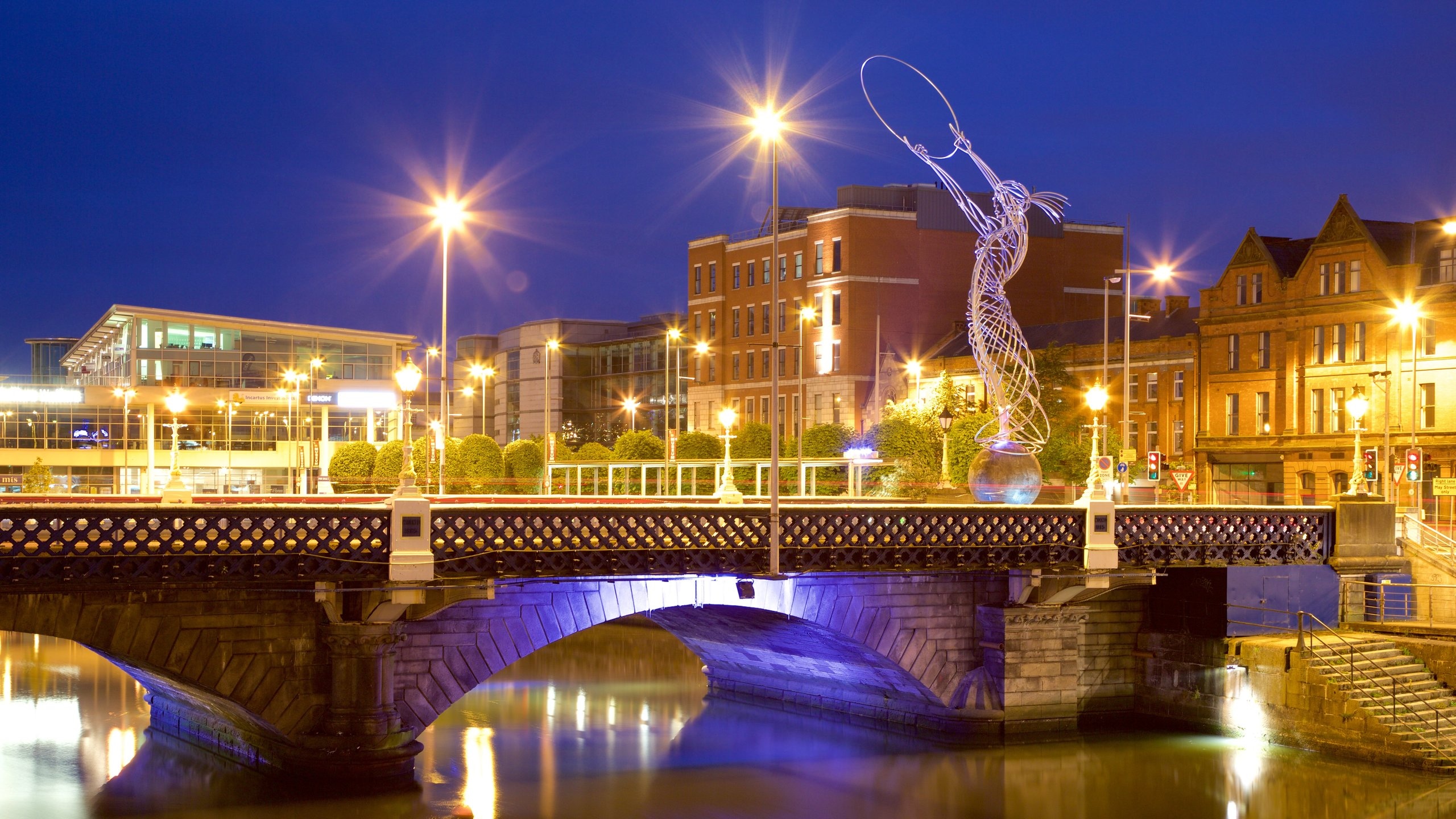 Belfast mostrando una ciudad, un puente y escenas nocturnas