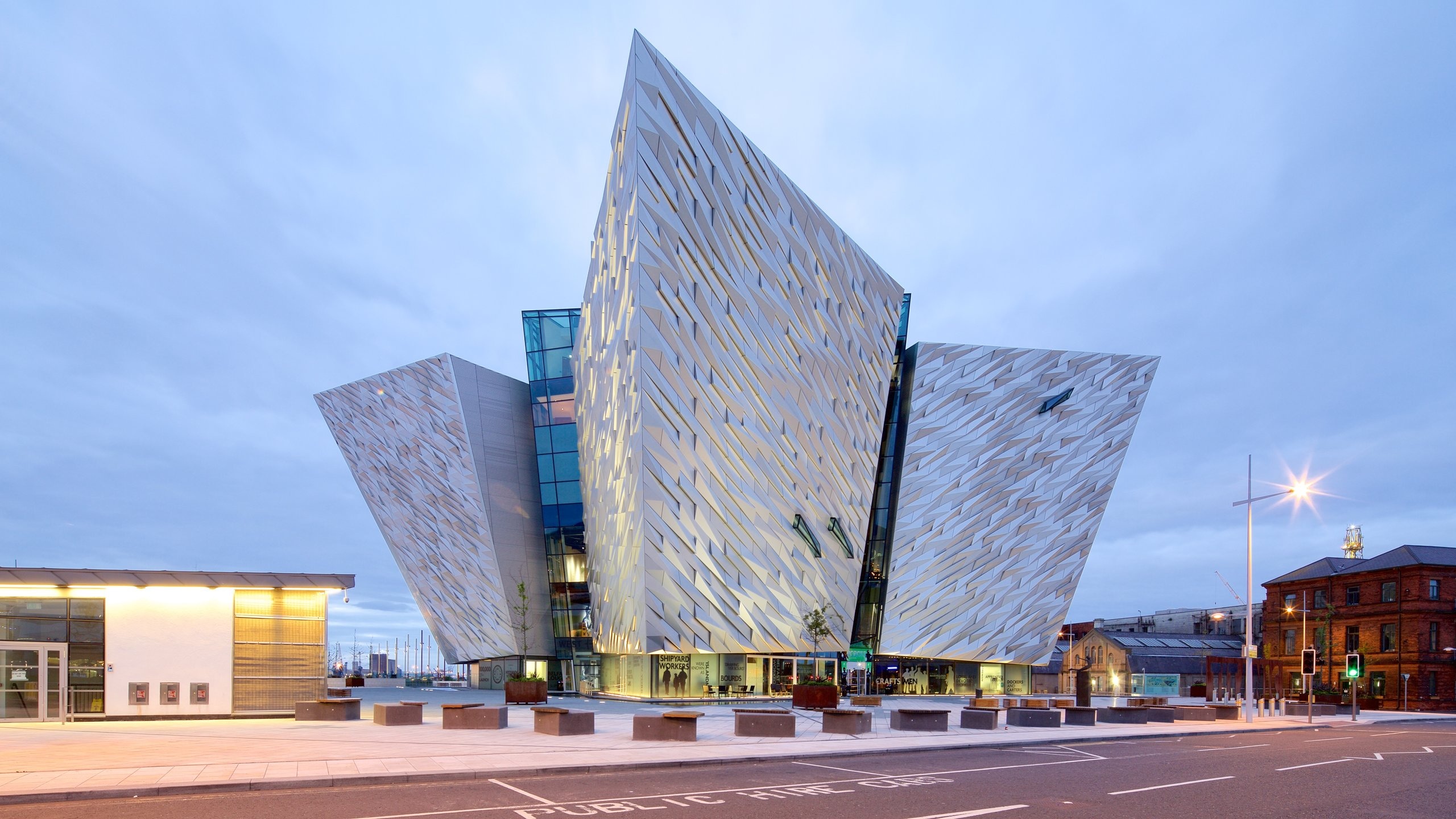 Belfast ofreciendo escenas urbanas, arquitectura moderna y una ciudad