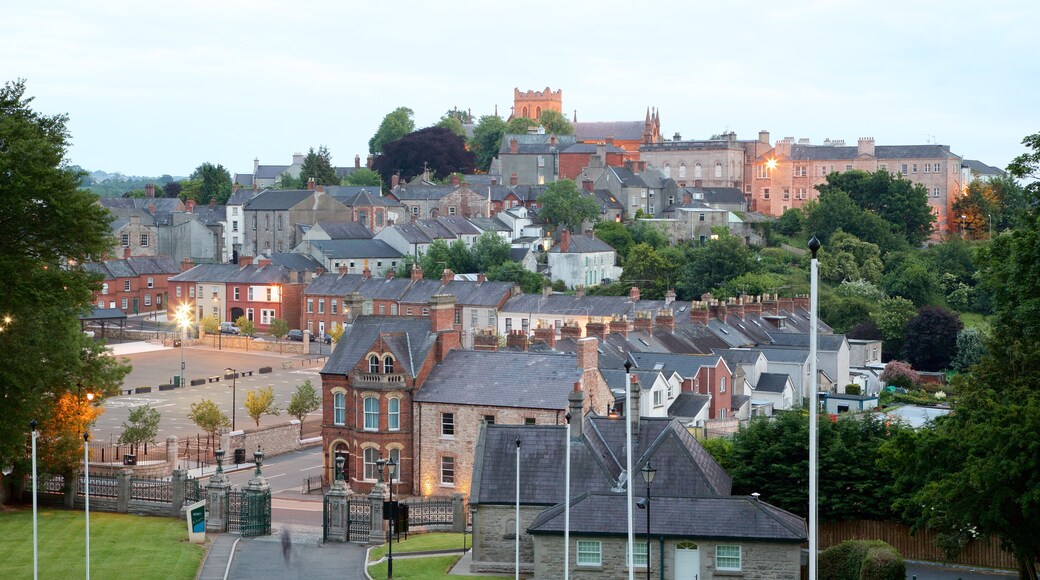 Armagh som omfatter en by