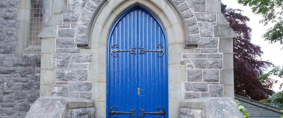 Armagh toont historische architectuur, een kasteel en historisch erfgoed