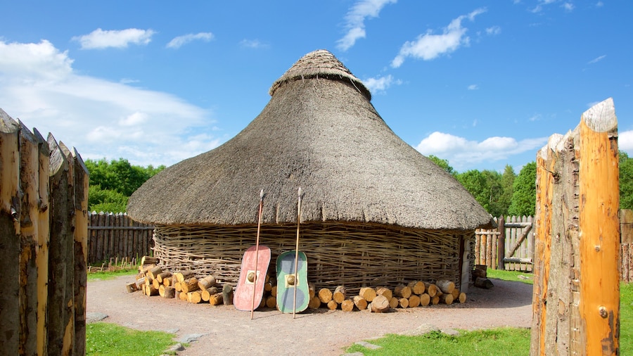 Navan Fort and Visitor Centre mostrando elementos de patrimĂŽnio, uma casa e arquitetura de patrimĂŽnio