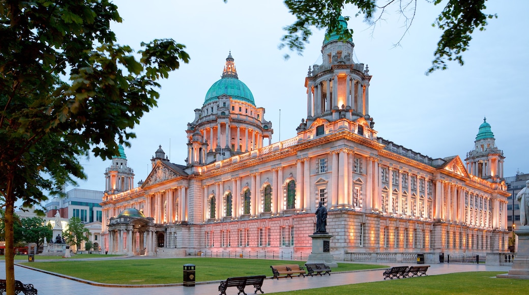 Prefeitura de Belfast mostrando arquitetura de patrimônio, elementos de patrimônio e um pequeno castelo ou palácio