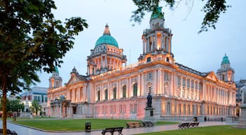 Belfast City Hall mostrando arquitectura patrimonial, palacio y elementos patrimoniales