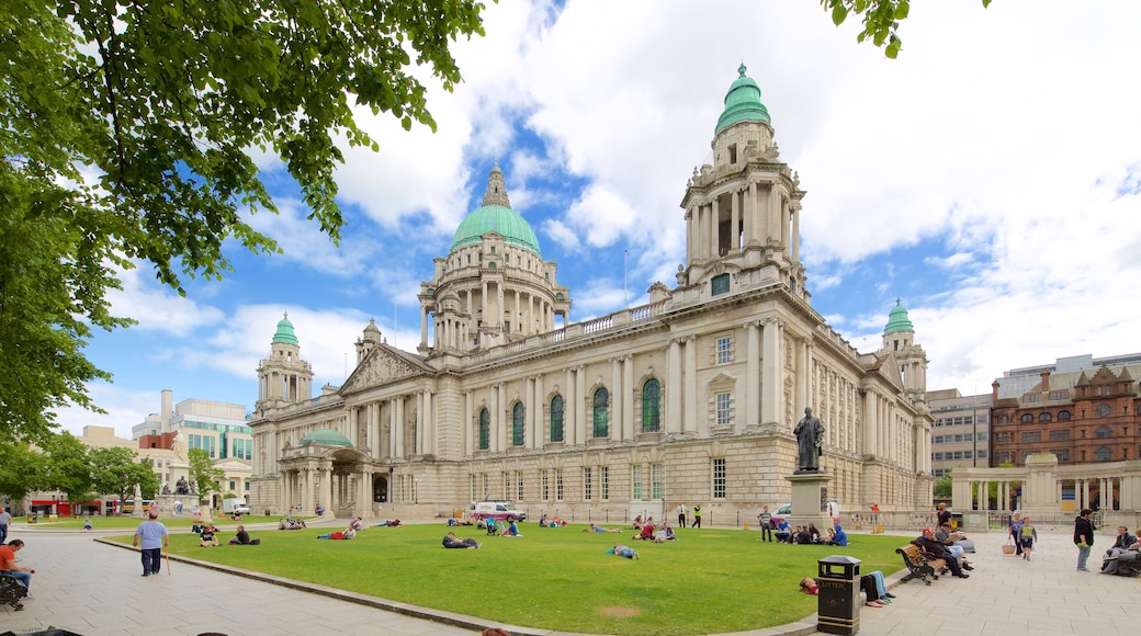 Municipio di Belfast mostrando giardino, oggetti d\'epoca e castello o palazzo