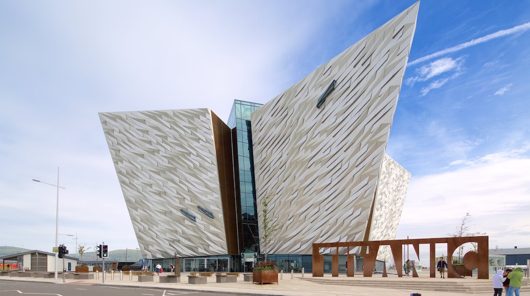 Museo del Titanic en Belfast ofreciendo arquitectura moderna, escenas cotidianas y señalización