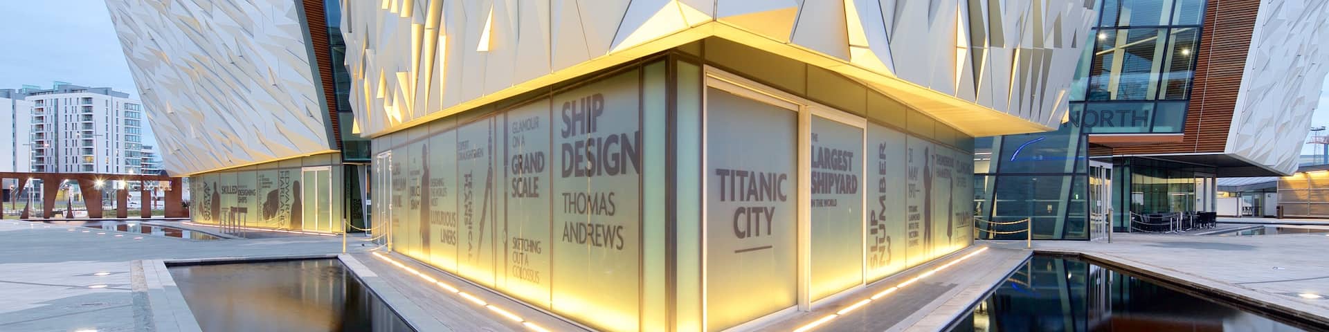 Titanic Belfast qui includes signalisation et architecture moderne