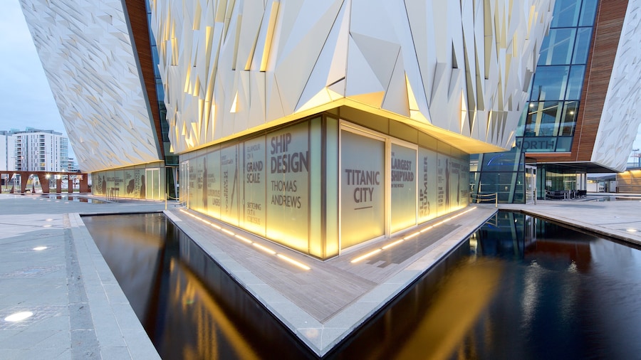 Titanic Belfast og byder på skiltning og moderne arkitektur