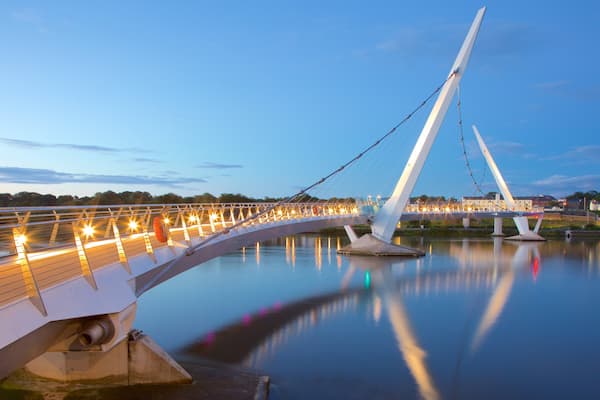 Peace Bridge qui includes riviĂšre ou ruisseau, coucher de soleil et ville