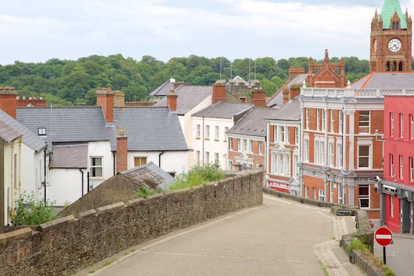 Fortifications de Derry mettant en vedette ville et scĂšnes de rue