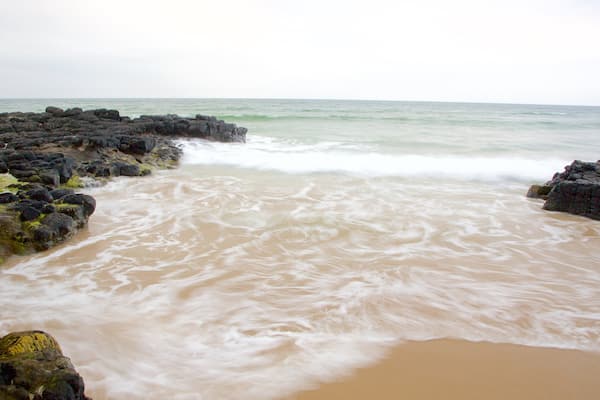 Castlerock Beach das einen allgemeine KĂŒstenansicht, schroffe KĂŒste und Sandstrand