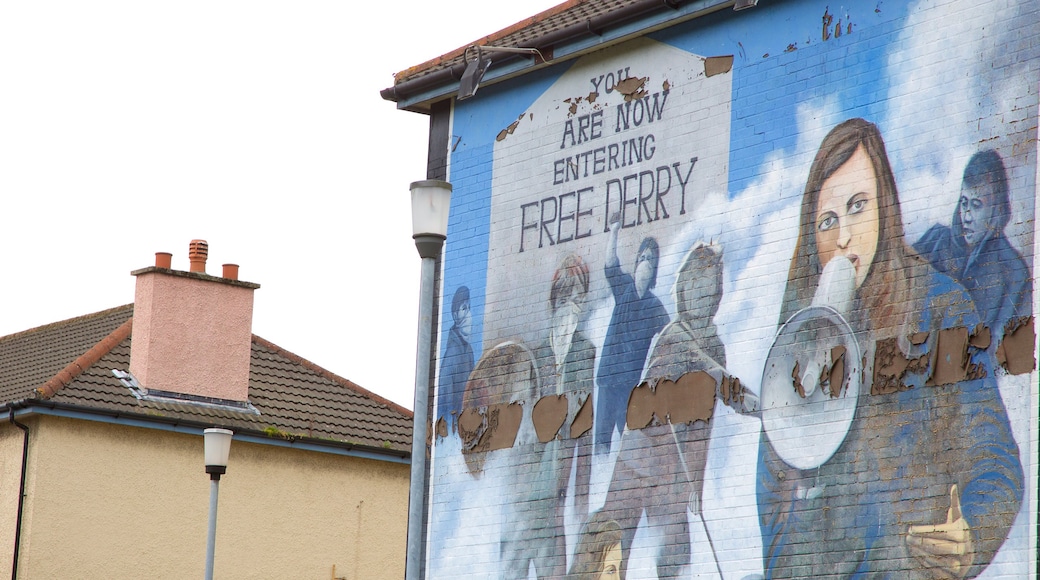 Vægmaleriet \"You are Now Entering Free Derry Mural\" som omfatter skiltning og udendørs kunst