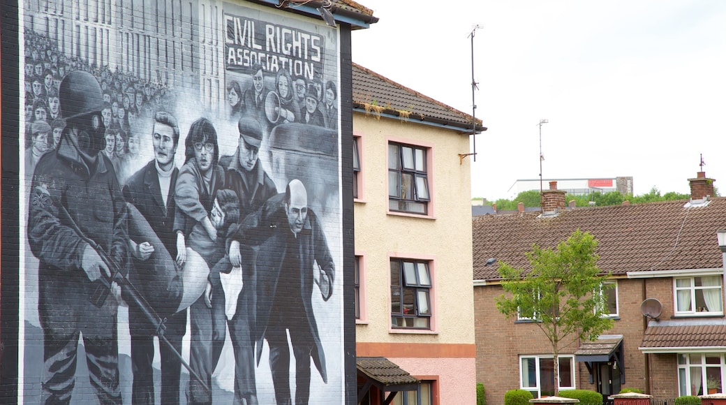 You are Now Entering Free Derry Mural que incluye señalización y arte al aire libre