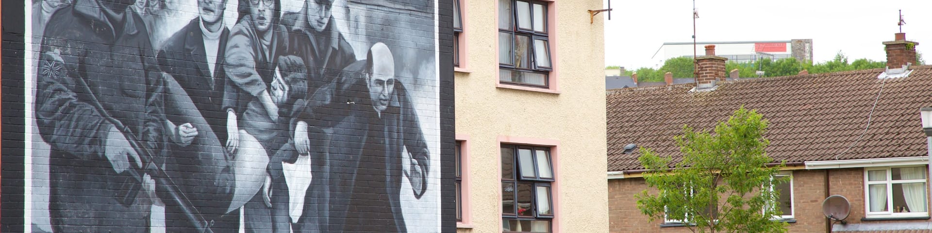 Peinture murale You Are Now Entering Free Derry qui includes art en plein air et signalisation