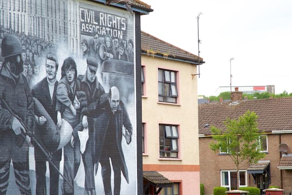 Wandbild \"You are Now Entering Free Derry\" mit einem Beschilderung und Outdoor-Kunst