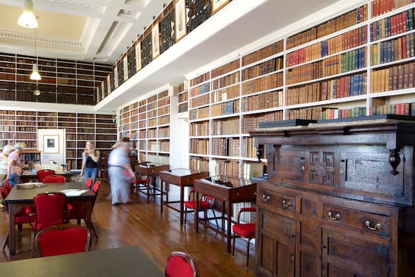 Armagh showing heritage elements, interior views and an administrative building
