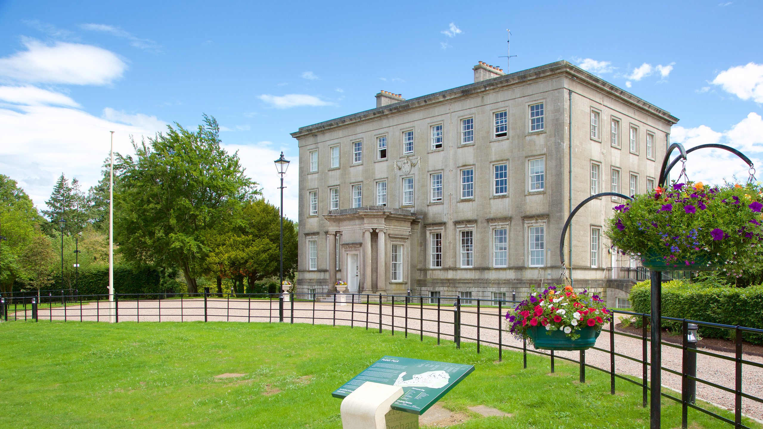 Armagh showing flowers, heritage architecture and a garden