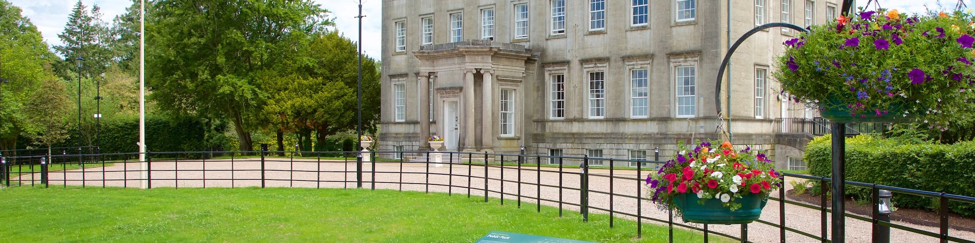 Armagh which includes heritage architecture, chateau or palace and flowers