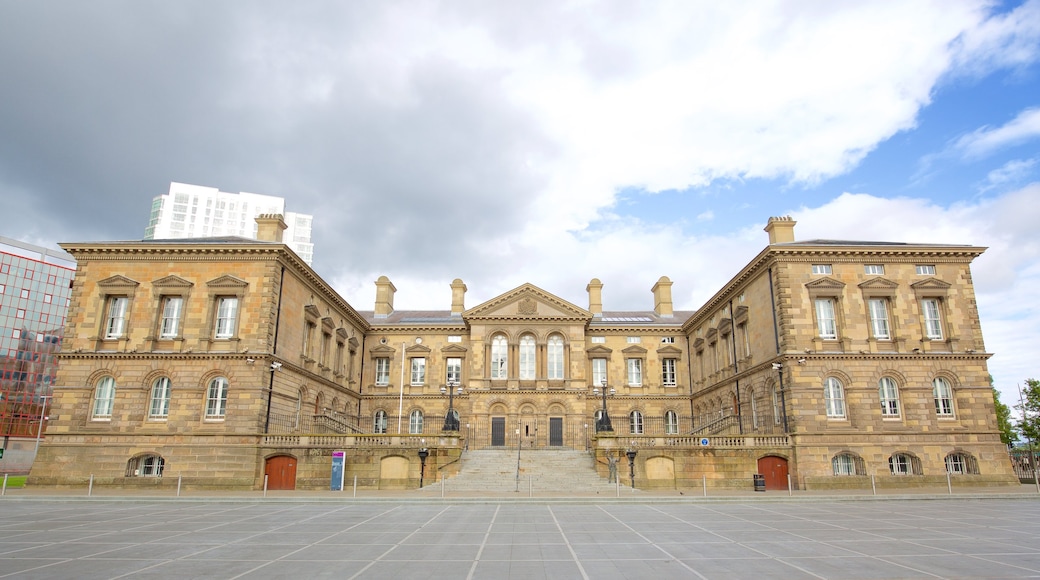 Belfast ofreciendo elementos del patrimonio, un edificio administrativo y patrimonio de arquitectura