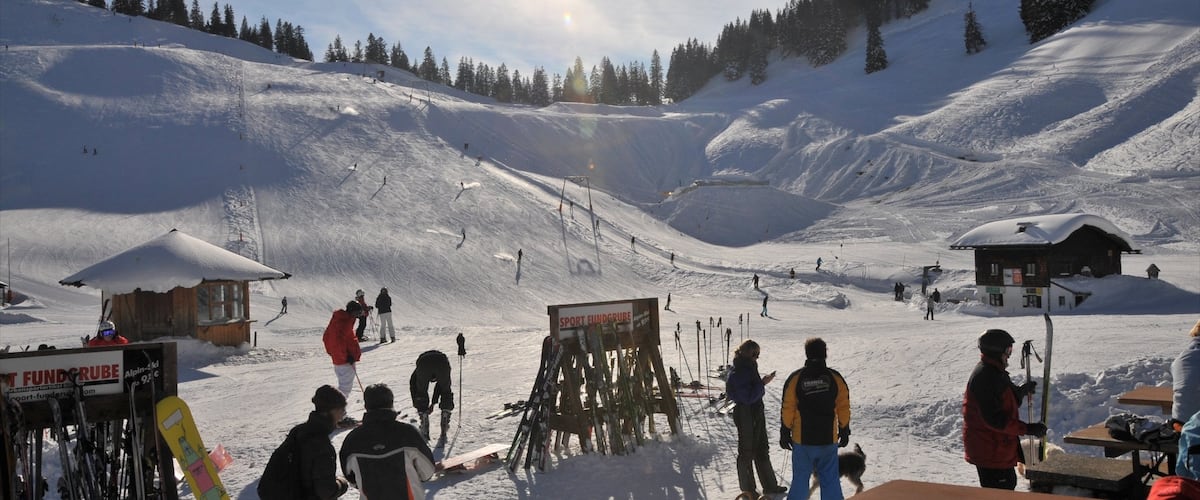 Spitzingsee toont skiën en sneeuw en ook een klein groepje mensen