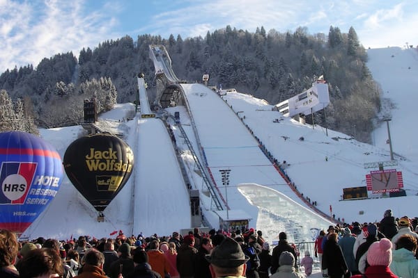 Resort de Esqui Garmisch-Partenkirchen mostrando snowboard, montanhas e neve