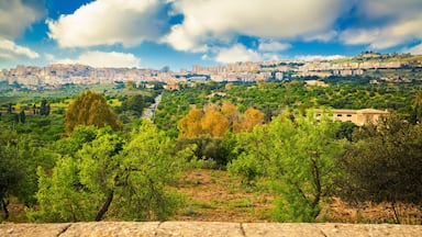 Agrigento che include città e vista del paesaggio