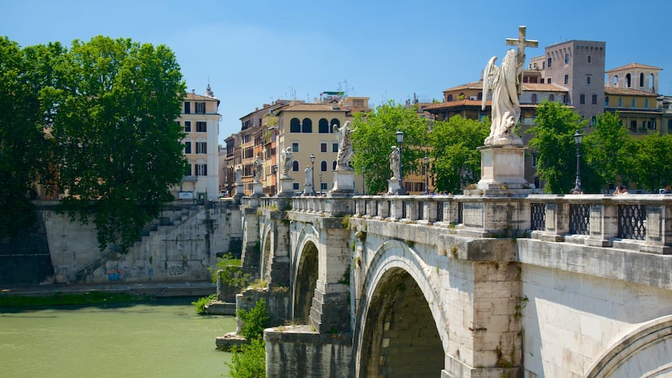 Prati ofreciendo elementos del patrimonio, patrimonio de arquitectura y un puente