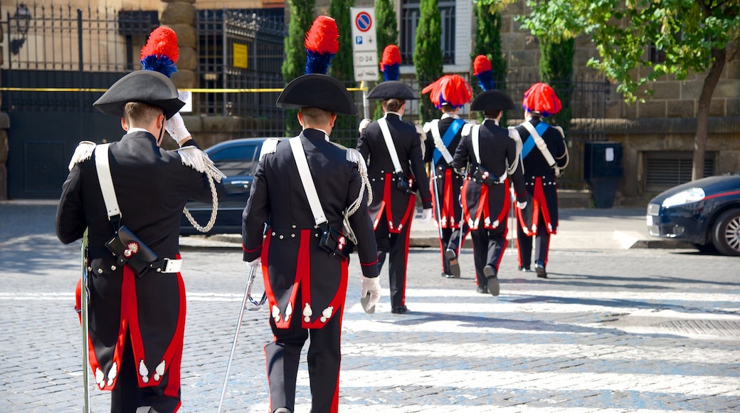 Prati montrant scènes de rue aussi bien que petit groupe de personnes