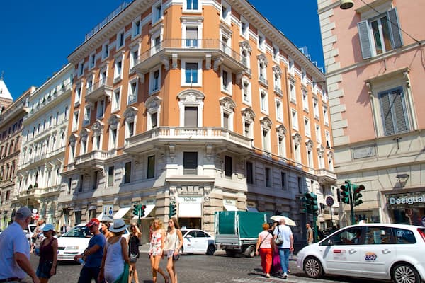 Via Nazionale das einen Straßenszenen und Stadt sowie kleine Menschengruppe